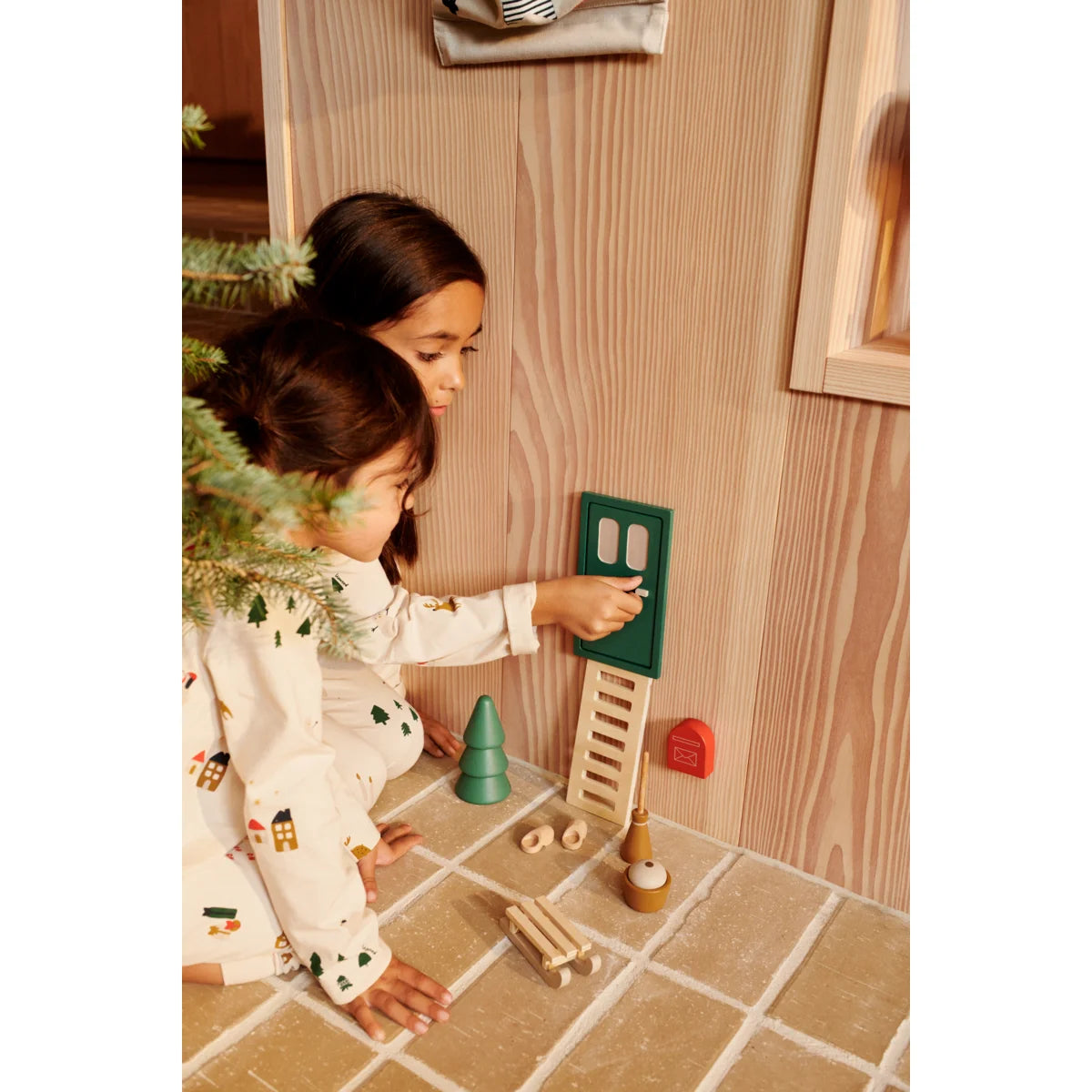 Grüne Elfentür Lena mit zwei Rechteckfenstern und Leiter daneben