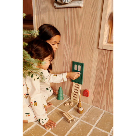 Grüne Elfentür Lena mit zwei Rechteckfenstern und Leiter daneben