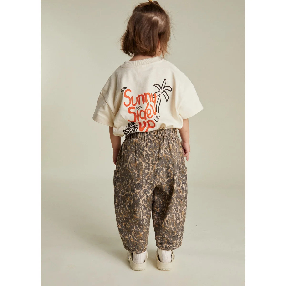 Creme-weißer Oversized-T-Shirt mit Sunny Side Up-Text und Palmenbaum-Grafik auf der Rückseite, Emerson Trouser Leo