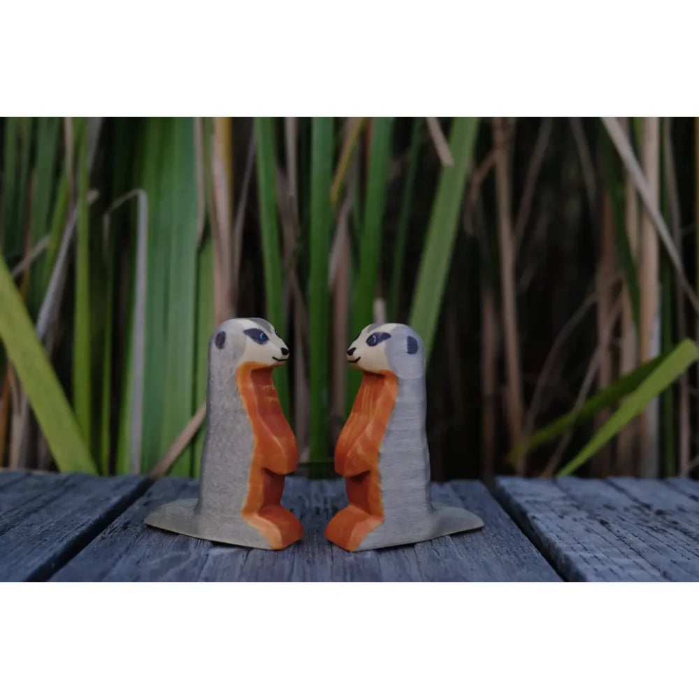 Zwei Holzmeerkatzen-Figuren aus der Produktlinie Erdmännchen