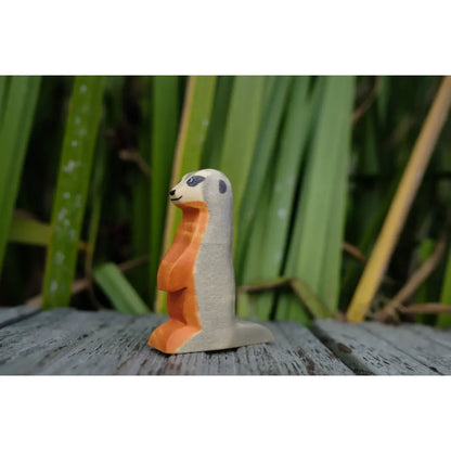 Holzmeeräffchen Figurine mit grauem Körper und orangefarbenem Brustbereich
