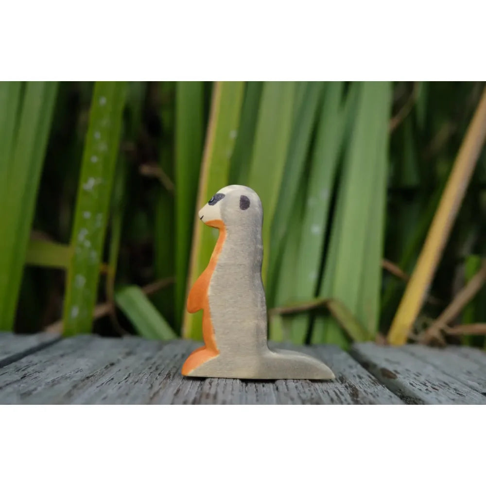 Handgefertigte Erdmännchen Holzfigur mit grauem Körper und orangefarbenem Bauch