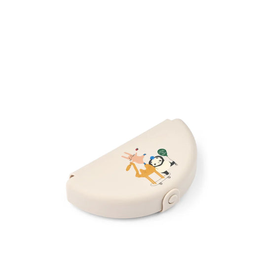 Helles cremefarbenes, gebogenes Hartschalen-Behälter mit verspielten Tier- und Figurenillustrationen