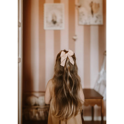 Fable Bow Clip Blush Dots von Mrs Ertha im Detail