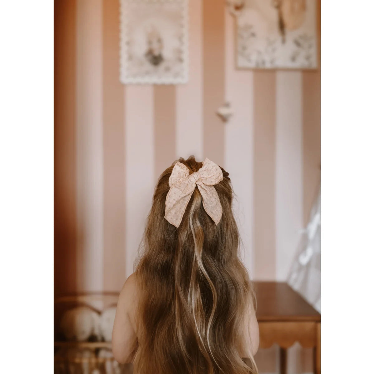 Mädchen mit der Haarschleife Blush Dots von Mrs Ertha