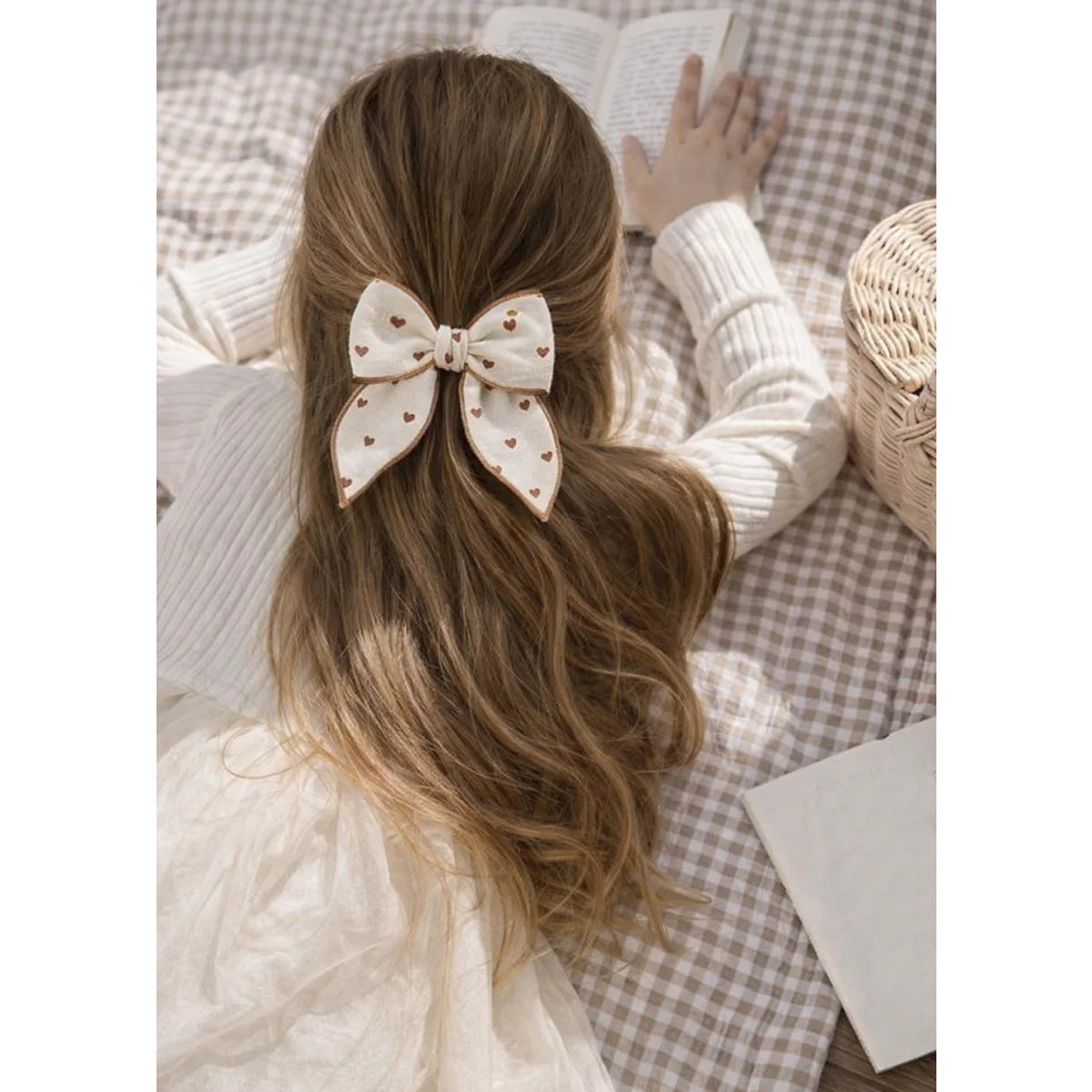 Mädchen mit der Haarschleife Tiny Hearts von Mrs Ertha