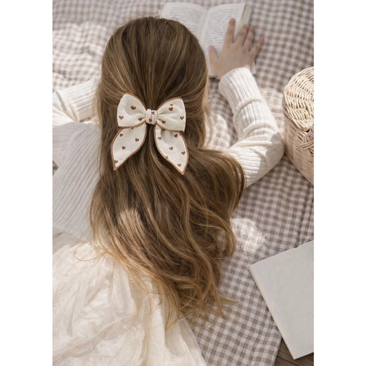 Mädchen mit der Haarschleife Tiny Hearts von Mrs Ertha