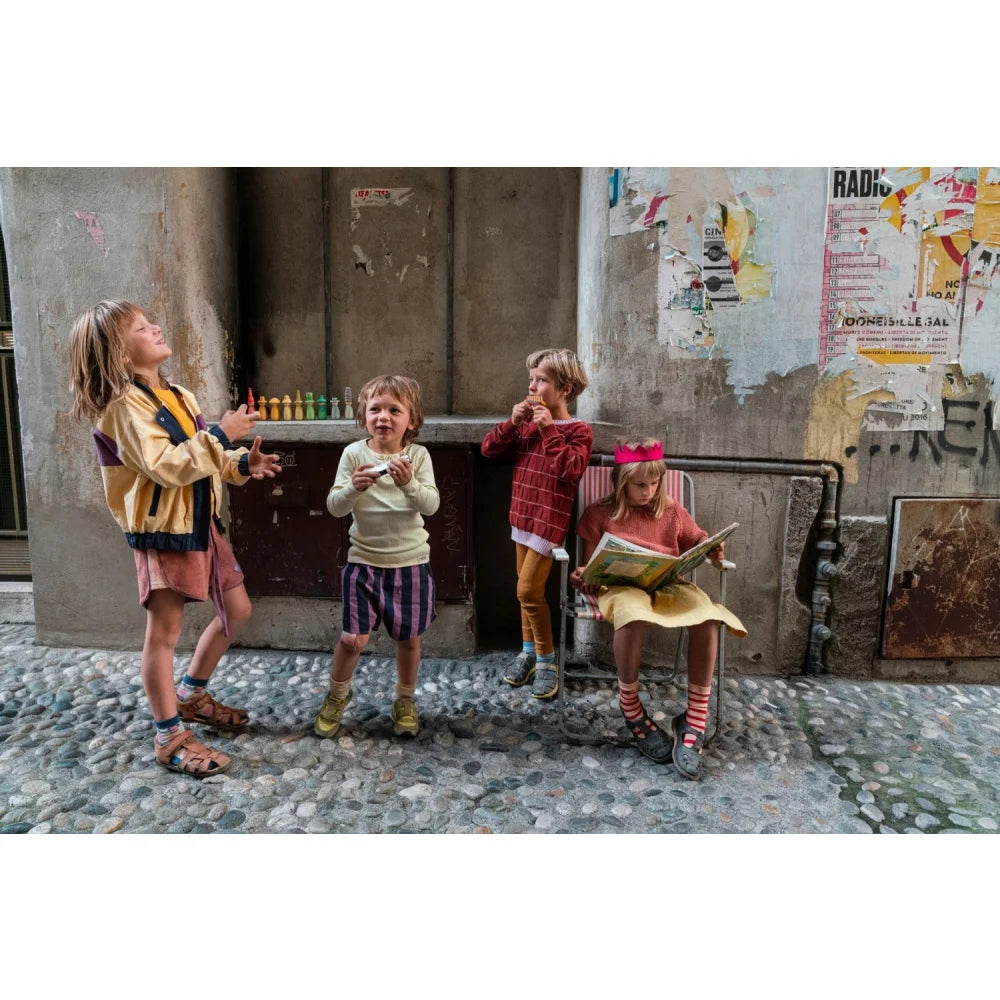 Gelbes und rotes Karohemd Fancy Nins mit hochgekrempelten Ärmeln