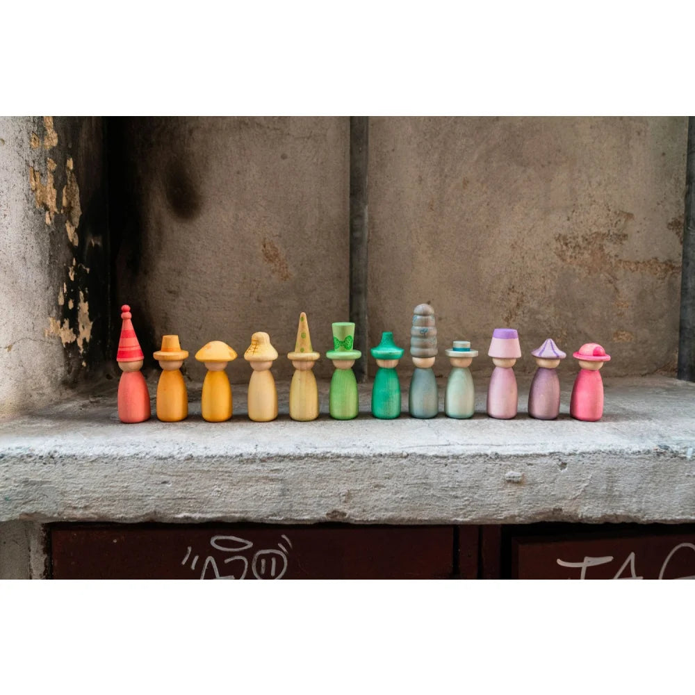 18-teiliges Holz-Peg-Doll-Set Fancy Nins mit bunten Hüten und Sockeln