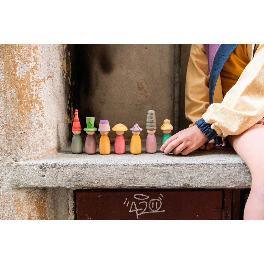 Bunte Holzpuppen-Set Fancy Nins von PlanToys mit pastellfarbenen Körpern und Hüten