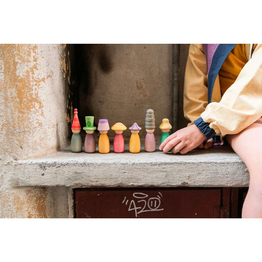 Bunte Holzpuppen-Set Fancy Nins von PlanToys mit pastellfarbenen Körpern und Hüten