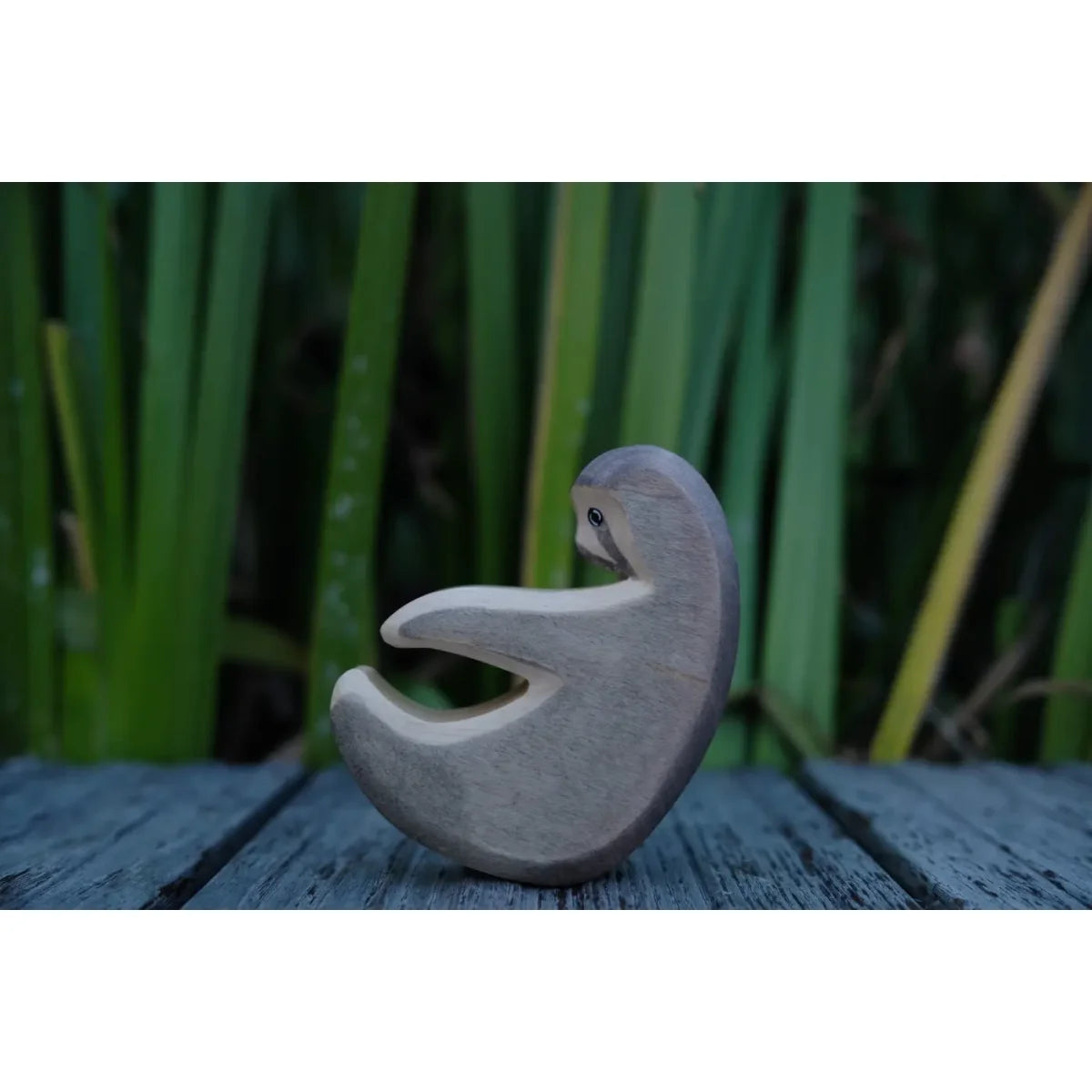 Glattes hellgraues Faultier-Figur aus Holz mit einfachem Gesicht