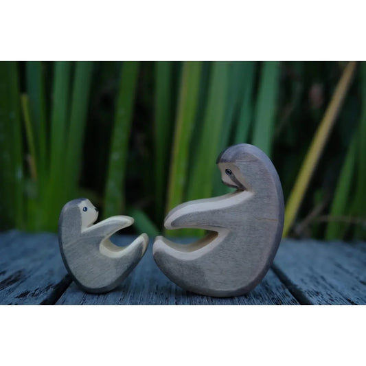 Kleine Faultier-Figuren aus Holz mit natürlicher Maserung und hellgrau-braunem Finish