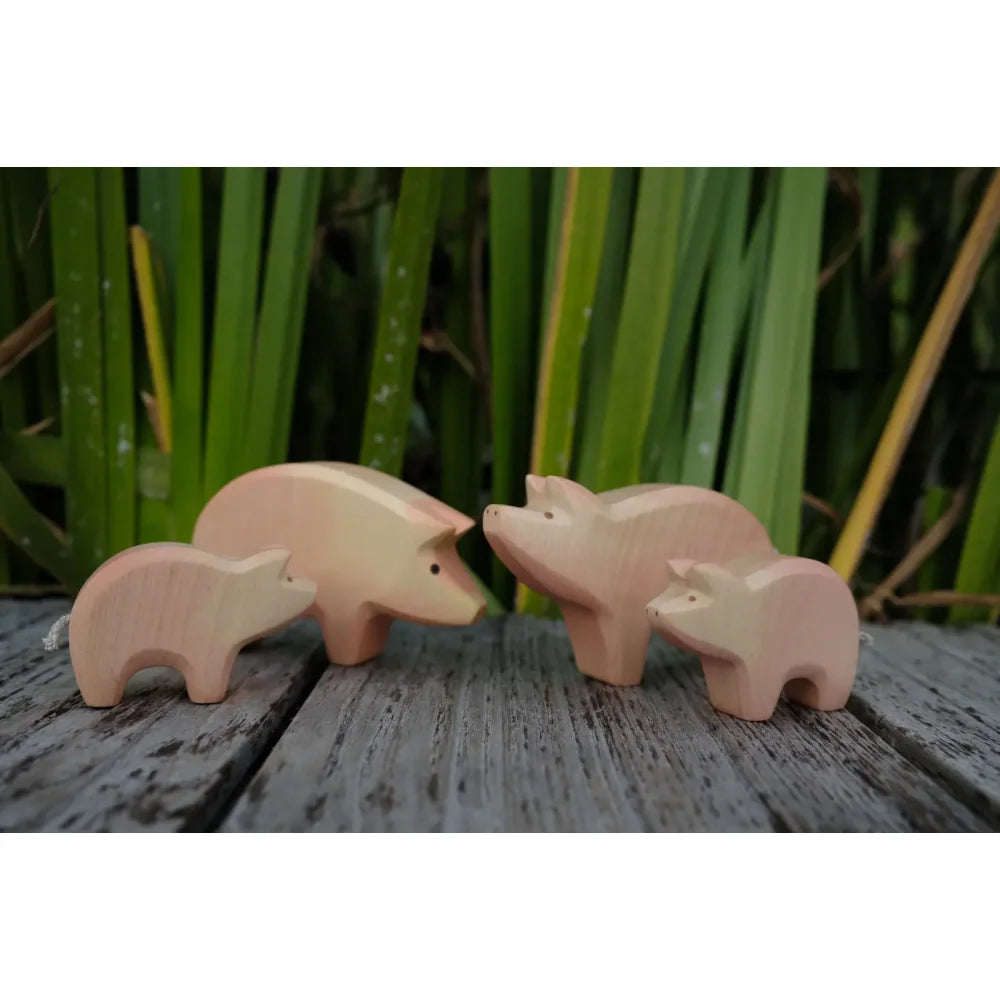 Vier hellrosa Holzspielzeugschweine für das Produkt Ferkel