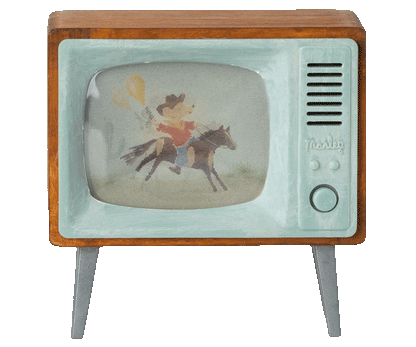 Vintage fernseher mit holzrahmen und hellblauem frontpanel zeigt winnie the pooh auf pferd als geschenk für neugeborene
