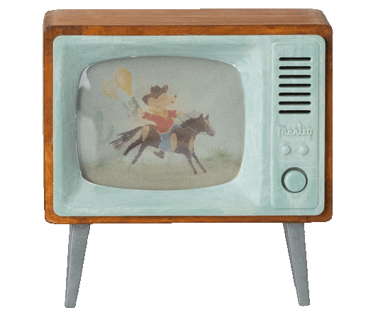 Vintage fernseher mit holzrahmen und hellblauem frontpanel zeigt winnie the pooh auf pferd als geschenk für neugeborene