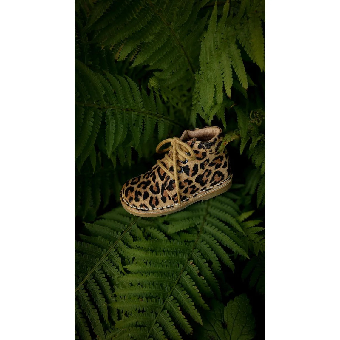Klassische Leopard Desert Boot aus pflanzlich gegerbtem Wildleder mit tan Bändern