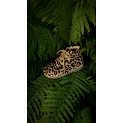 Klassische Leopard Desert Boot aus pflanzlich gegerbtem Wildleder mit tan Bändern