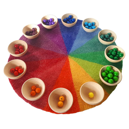 Regenbogen-Perlen-Set in Holztellern auf Filzmatte, Filz Colour Circle 50 cm
