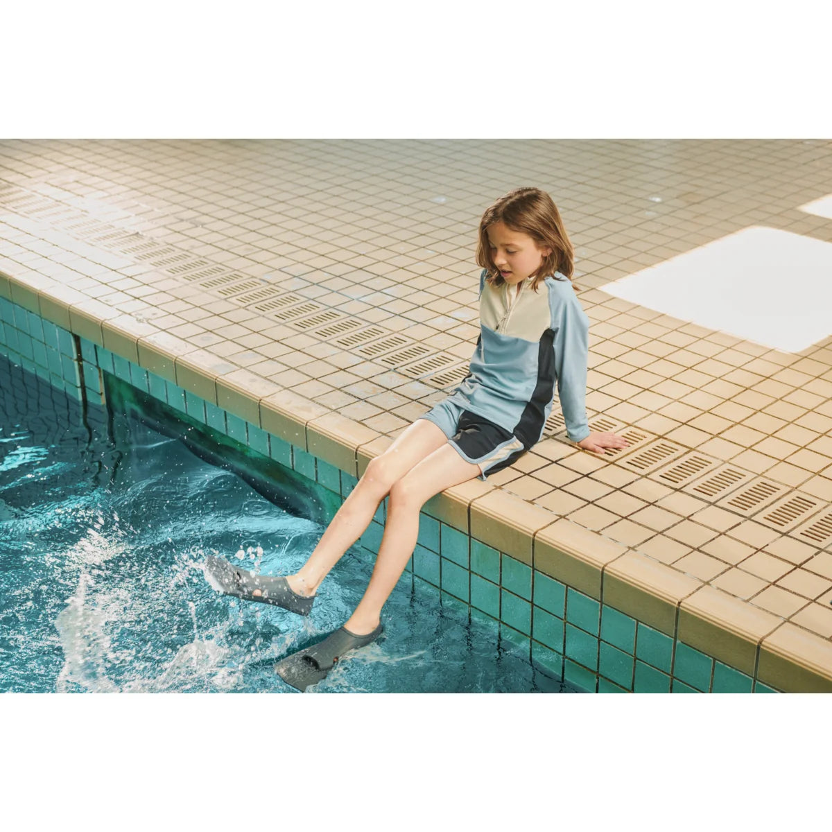 Finny Badehose Beach blue mix: Mädchen sitzt am Beckenrand