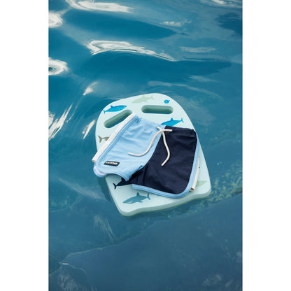 Finny Badehose Beach blue mix: hellblaue Badehose mit Haifischbrett