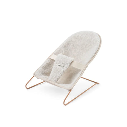 Helles cremefarbenes Babywippe mit weichem Fleece-Stoff und hellbraunem Metallrahmen