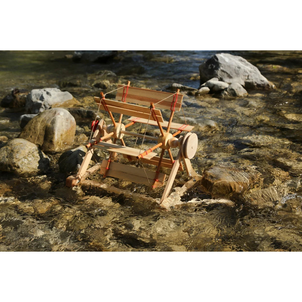 Kraul Flussrad aus Holz im Bach