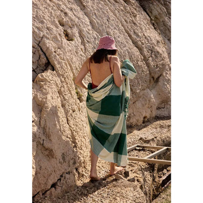 Grünes und weißes kariertes fouta baumwolltuch calanque mit fransen, ideal als nachhaltige babykleidung schweiz geschenk