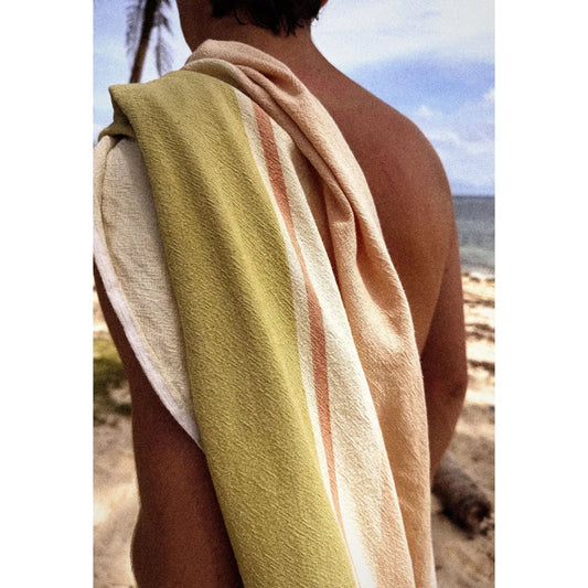 Fouta baumwolltuch sea mit weichen, gestreiften gelb-cream-peach farben für ökologische baby- und kinderprodukte