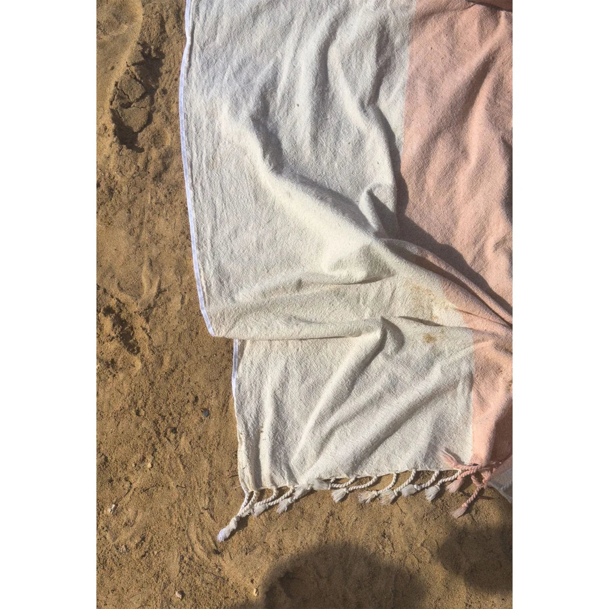 Fouta baumwolltuch sea in weiß und blush rosa mit fransen ist ideal für nachhaltige babykleidung schweiz und geschenke für neugeborene