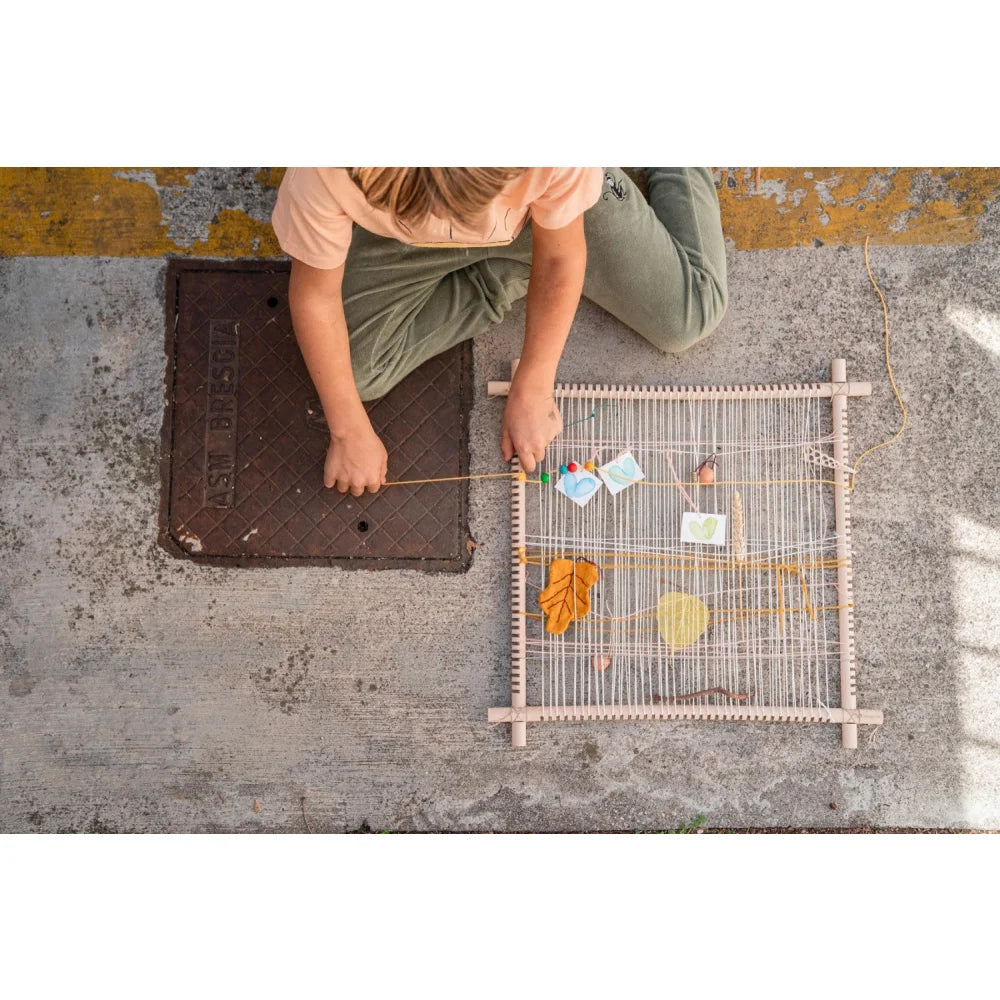 Holz-Vogelkäfig mit Metallgitter und bunten Deko im Frame-Produkt