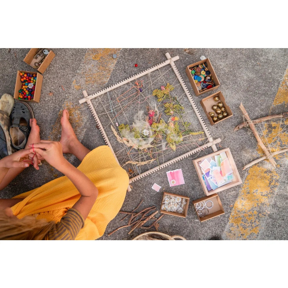 Weißer Holzschaft mit bunten Perlen und Garn, Produkt Frame