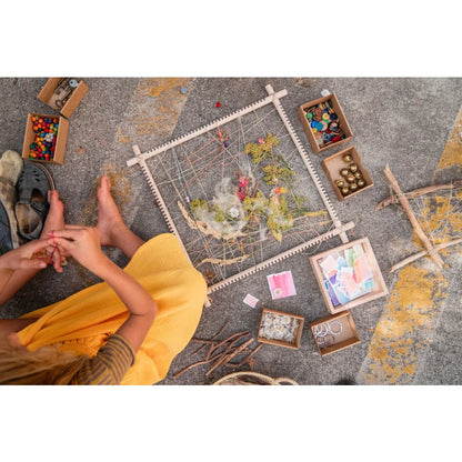 Weißer Holzschaft mit bunten Perlen und Garn, Produkt Frame