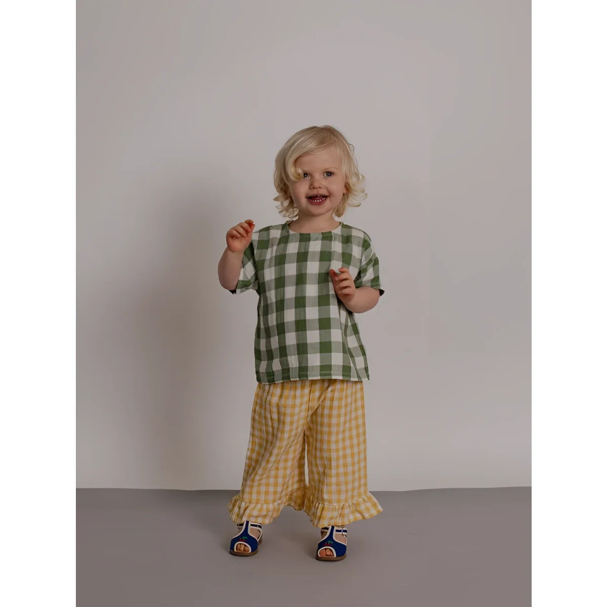 Frill Culottes Honeycomb Gingham: fröhliches Kleinkind im Rückenteil