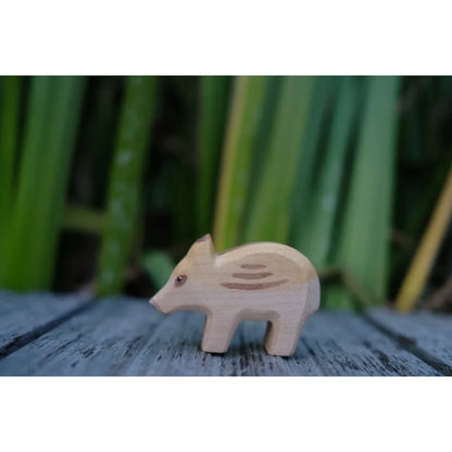 Holzspielzeug Wildschwein mit braunen Streifen auf dem Rücken, Frischling