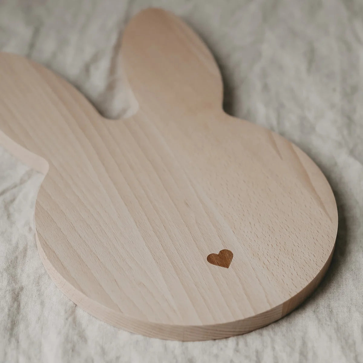 Helles Holz Frühstücksbrett Hase mit Herzgravur