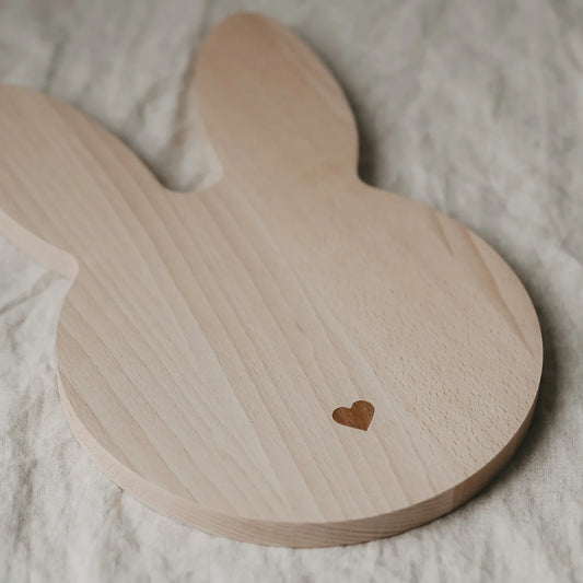 Helles Holz Frühstücksbrett Hase mit Herzgravur