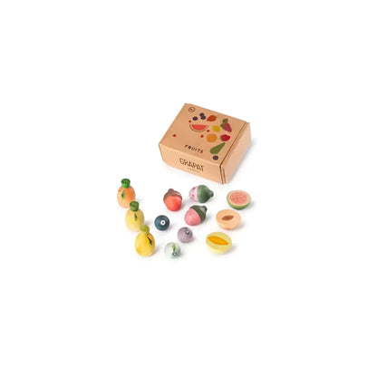 Holzspielzeug obst set in pastellfarben mit bemalten mini früchten und gemüse mit grünen kapseln