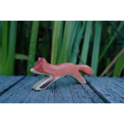 Handgefertigtes Holzfuchsspielzeug mit rotbrauner und cremefarbener Farbgebung