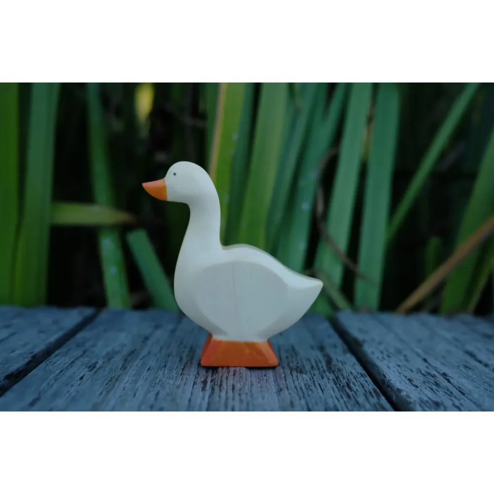 Weiße Holzente mit orangefarbenem Schnabel und Sockel, Produkt Gans