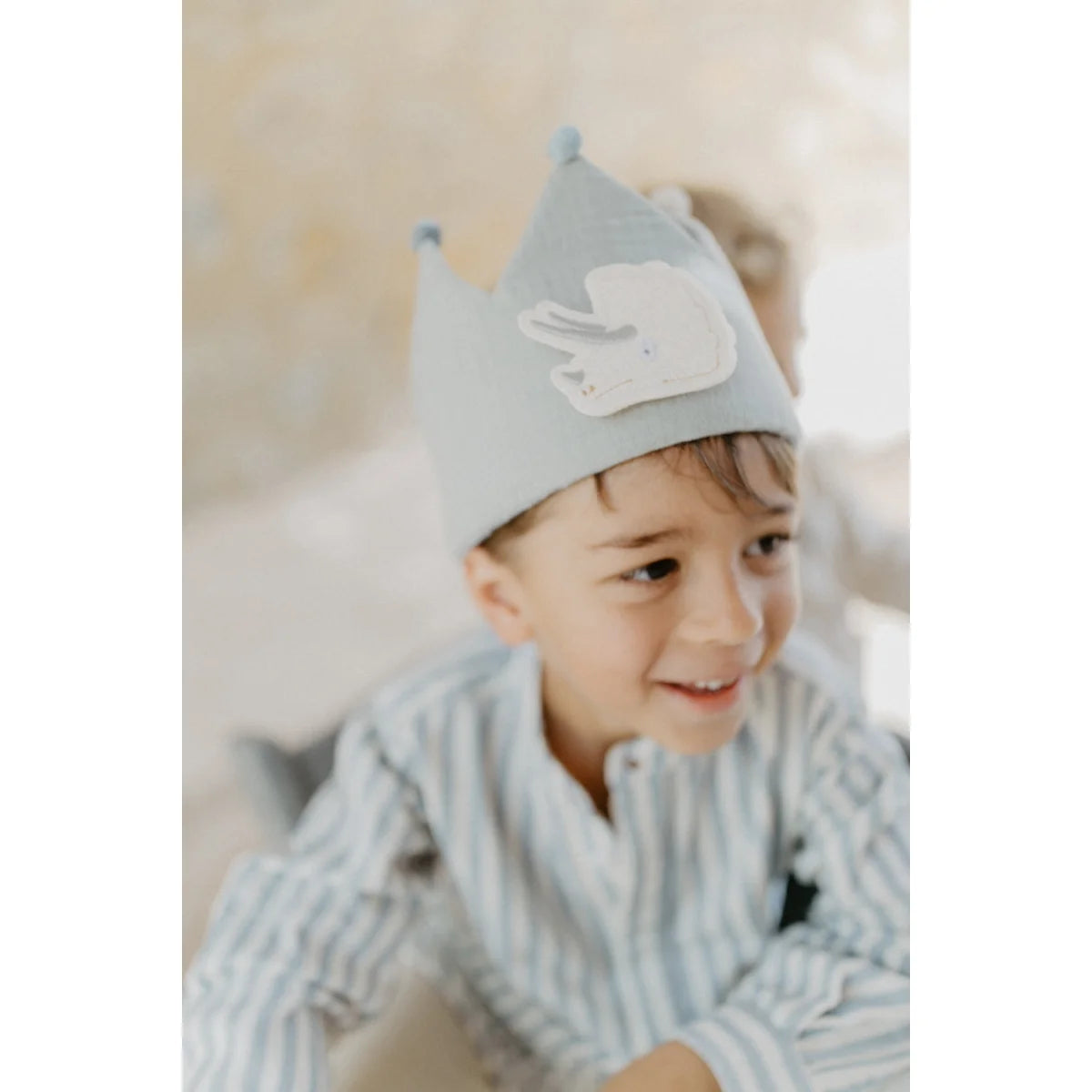 Geburtstagskrone blau mit weißer wolkenapplikation aus nachhaltigen baby- & kinderprodukten für neugeborene