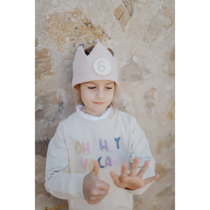 Geburtstagskrone aus weichem rosa filz mit zahl 6 weiße patch und lila quasten für ökologische baby- & kinderprodukte