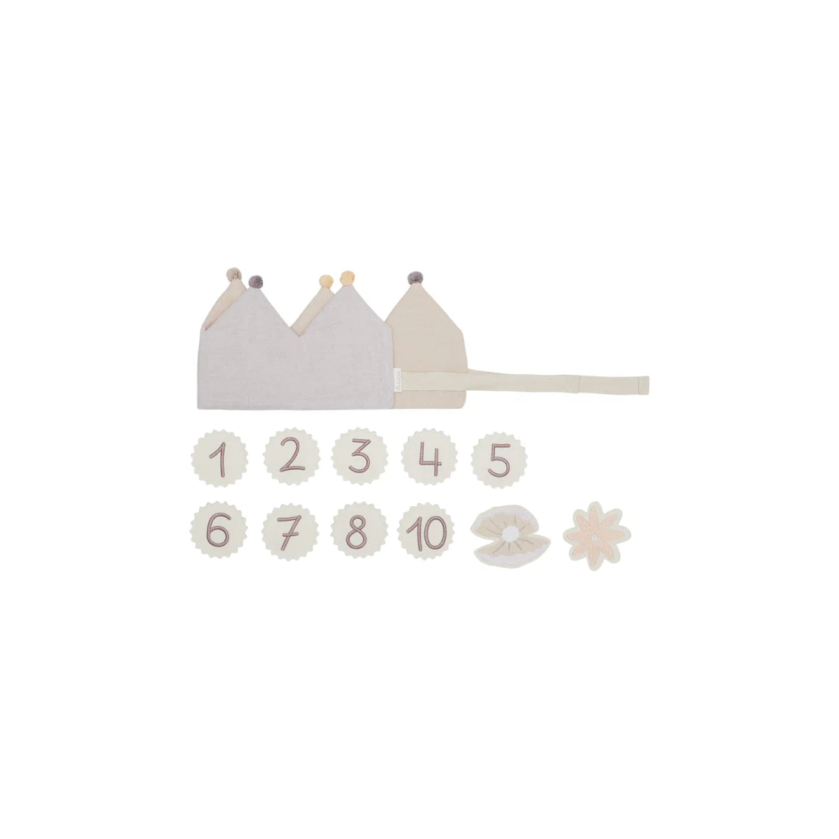 Geburtstagskrone aus weichem, offweißem stoff mit pompons, ideal als geschenk für neugeborene und ökologische babyprodukte