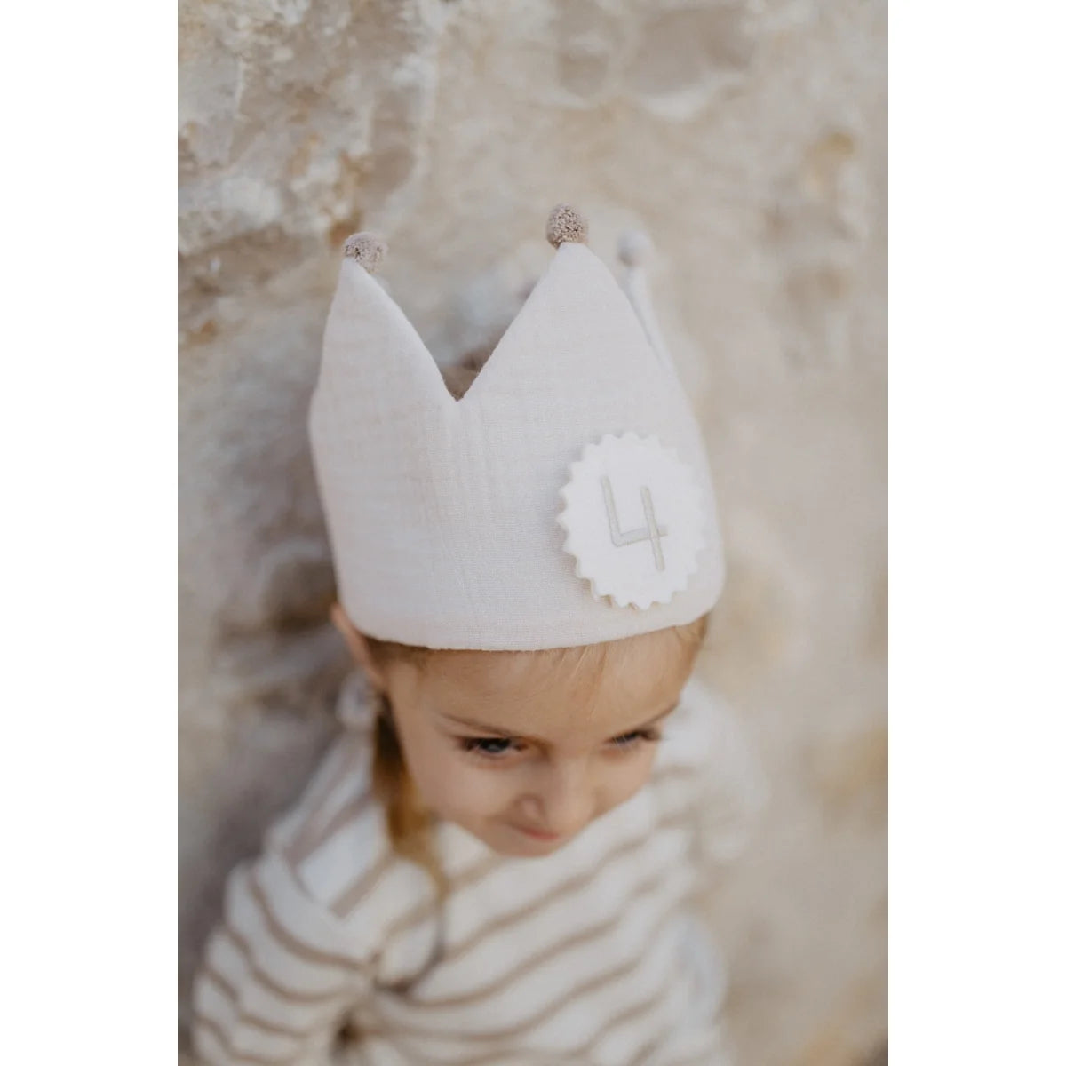 Weiche weiße geburtstagskrone aus filz mit silberglitzerspitzen und patch number 4 ideal für ökologische babyprodukte