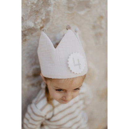 Weiche weiße geburtstagskrone aus filz mit silberglitzerspitzen und patch number 4 ideal für ökologische babyprodukte