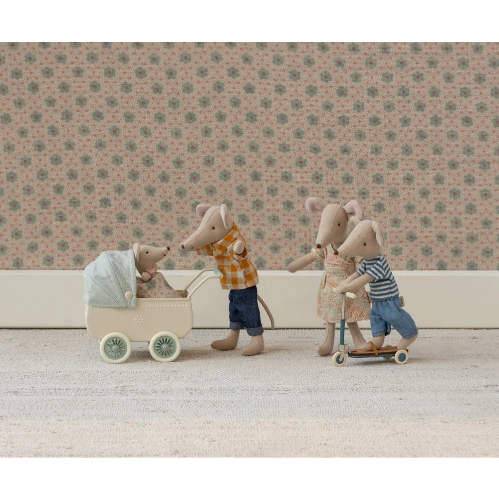 Cremeweißer Kinderwagen mit hellblauem Verdeck und weißen Rädern