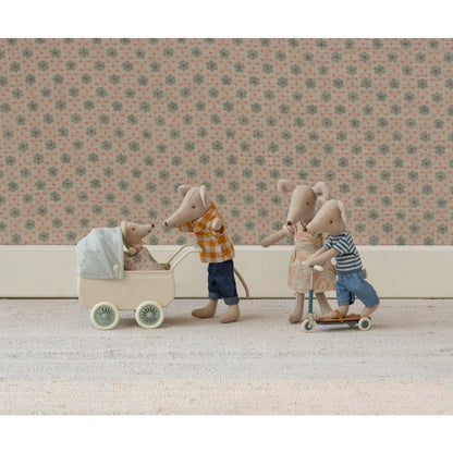 Cremeweißer Kinderwagen mit hellblauem Verdeck und weißen Rädern