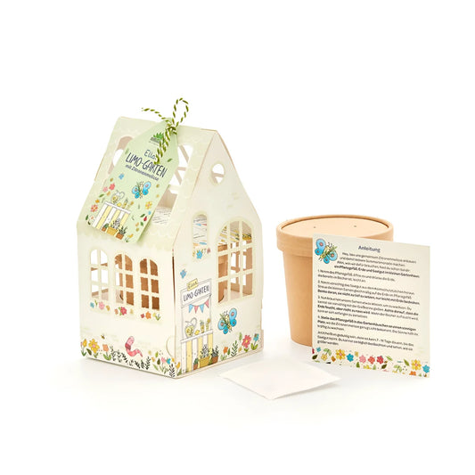 Ein charmantes cremefarbenes gewächshäuschen aus karton mit blumen und schmetterlingen ideal für ökologische baby- & kinderprodukte