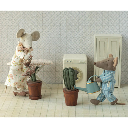 A beige mausfigur in kleid mit blumenmuster und schleife passend zu giesskanne maus light blue nachhaltige babykleidung schweiz
