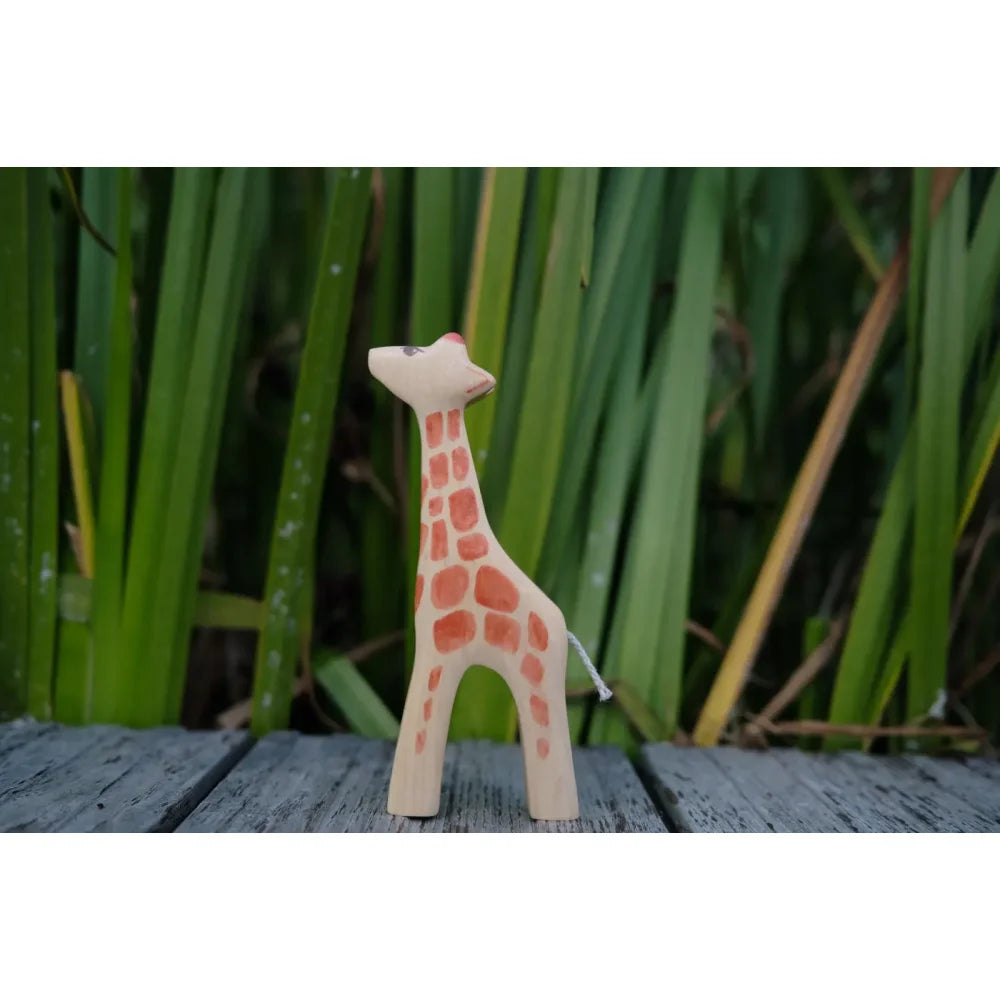 Holzige Spielzeuggiraffe mit orangefarbenen Flecken für das Produkt Giraffe klein